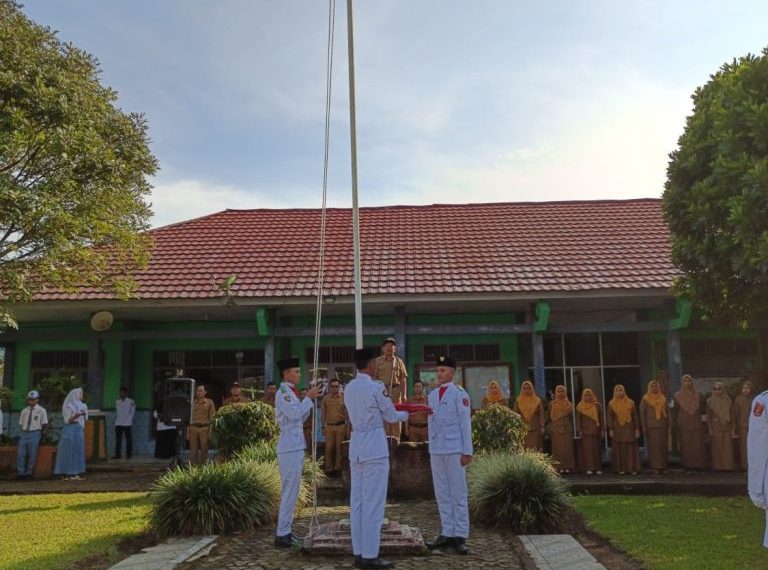 Upacara Bendera di SMA Negeri 1 Kebun Tebu Penuh Haru, Kepala Sekolah Supriantoro Resmi Purna Tugas Setelah Tiga Tahun Mengabdi