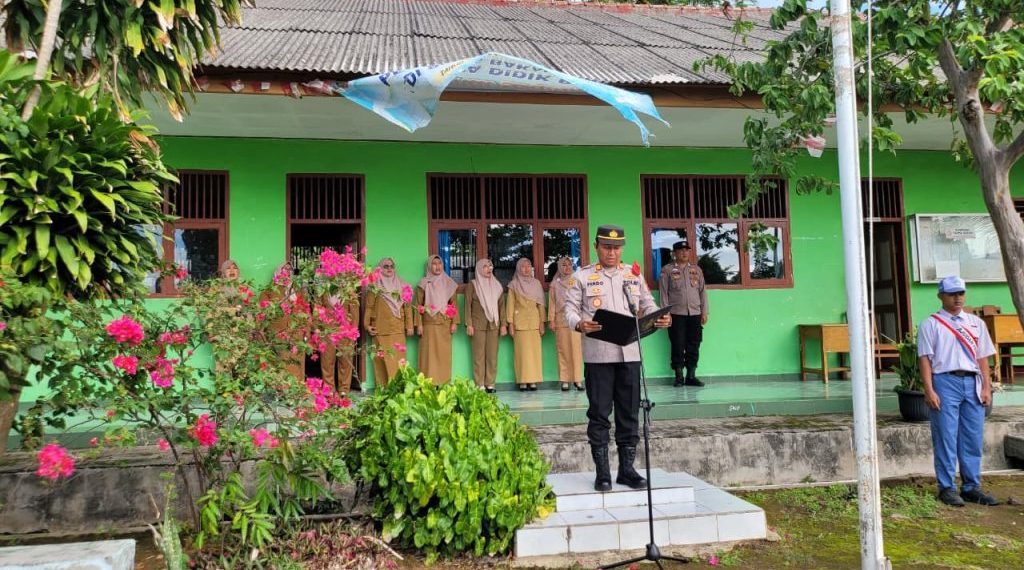 Kapolsek Bakauheni Tegaskan Pentingnya Disiplin dan Jauhi Pergaulan Negatif: Edukasi Pelajar SMP dan SMKS