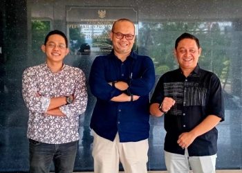 Foto : Komisaris Majalah Narasi.Id, dan MataVivo.id (Vivo Trialito, Berserta Kepala BPK Perwakilan Provinsi Lampung Nugroho Heru Wibowo (tengah), dan Rahmat Kepala Marketing Majalah Narasi.id