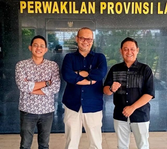 Foto : Komisaris Majalah Narasi.Id, dan MataVivo.id (Vivo Trialito, Berserta Kepala BPK Perwakilan Provinsi Lampung Nugroho Heru Wibowo (tengah), dan Rahmat Kepala Marketing Majalah Narasi.id