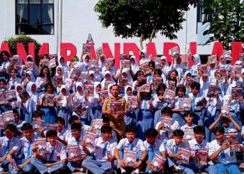 Semangat Literasi! Siswa SMAN 1 Bandar Lampung Ramai Sambut Pembagian Majalah Gratis