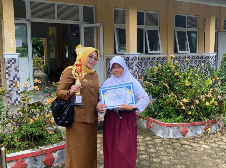 Kepala SDN 2 Karang Anyar Bangga, Cahaya Intan Sabet Juara 1 Karate Putri O2SN Lampung Selatan